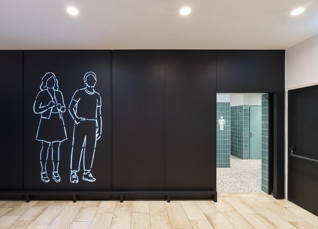 Eingang zu den WC-Anlagen - Schware Wand, LED Beleuchtung Dame und Herr abgebildet