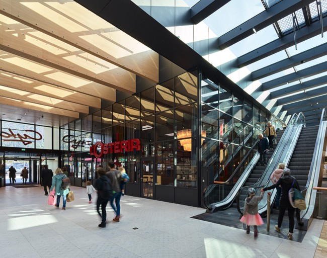 Eingang L'Osteria und Rolltreppen ins OG