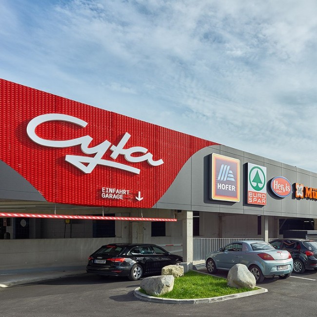 Einfahrt Parkhaus/Garage mit Logowand